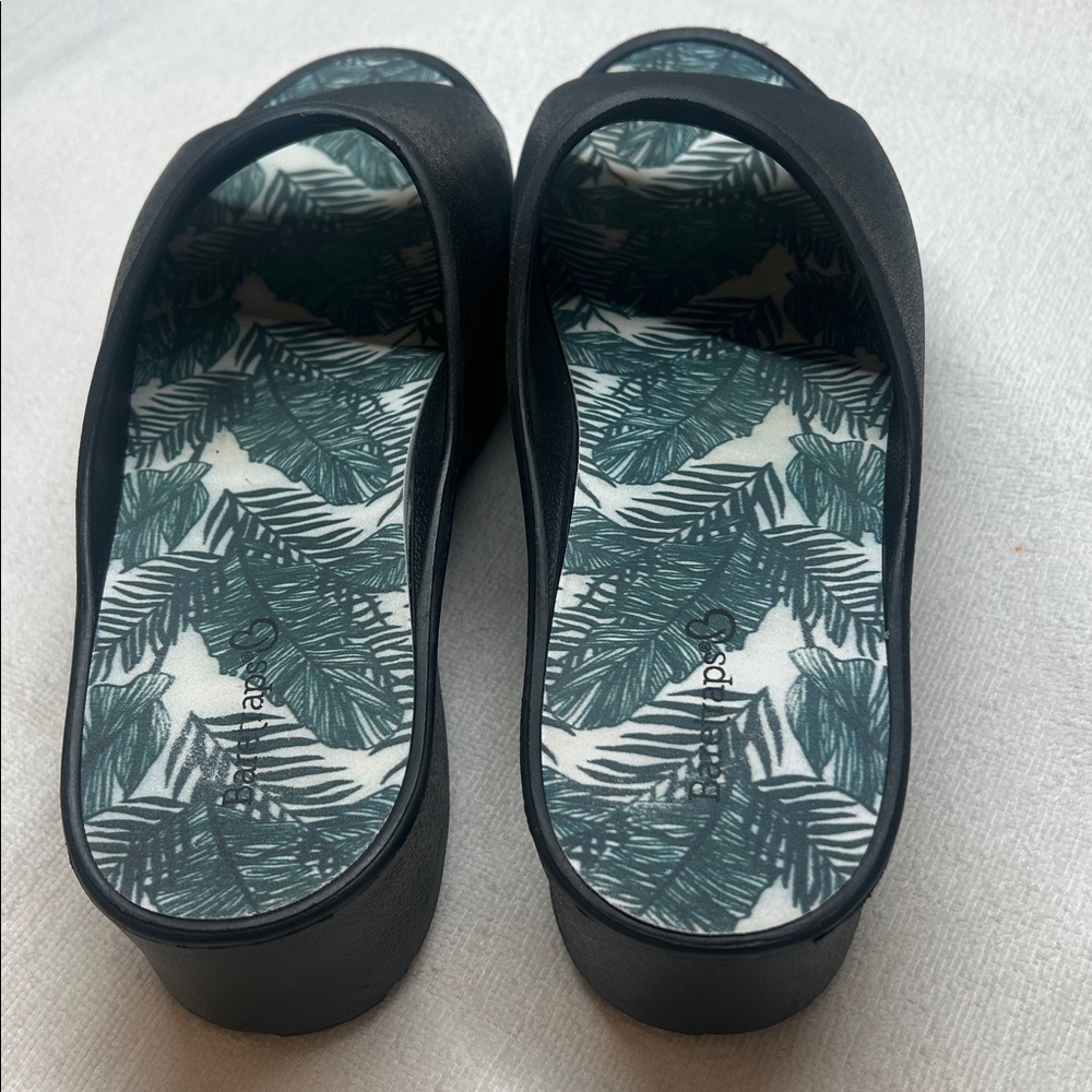 BareTraps Black Platform Slide Sandals with Green Leaf Insole - Picture 4 of 7
